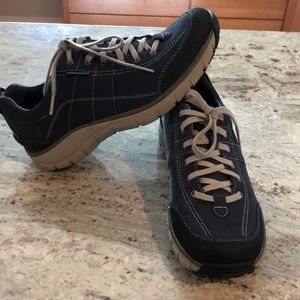 Clarks Navy Wave Trek waterproof shoes size 9